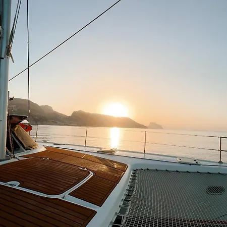 Alion Yacht Botel *